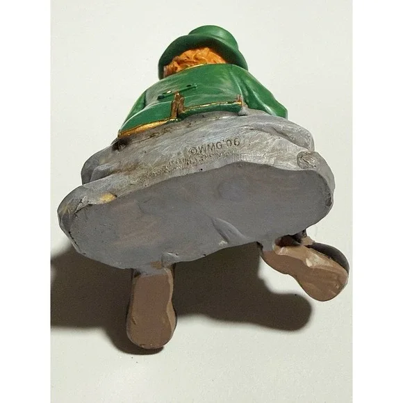 Leprechaun Holding Up A Clover WMG 2006 4" Tall Made In China - Picture 7 of 8